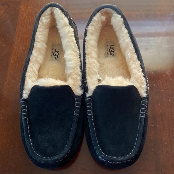 UGG Shoes - 🦊 EUC Ugg slippers. Black/cream fur.